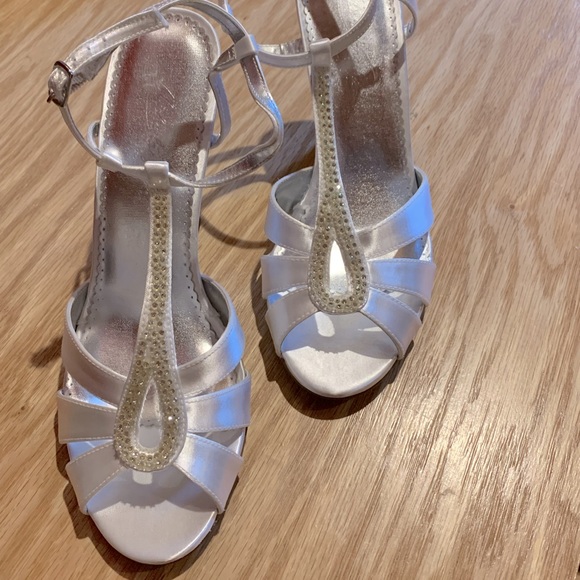 BRAND NEW Davids Bridal Willow Sandals-size 10M - Picture 1 of 5